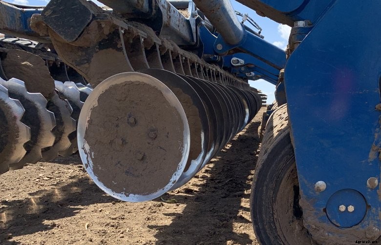 Close up image of smooth disks on Kinze Mach Till